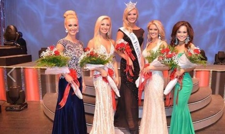 Demoted miss Florida, Elizabeth Fechtel, in the pageant’s Facebook photo from after the pageant where she was named the winner. The new winner is Victoria Cowen, pictured second from the left. 