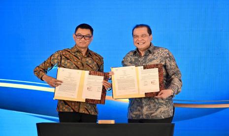 Dengan ditandatanginya MoU green economy PLN dan CT Corp menyetujui kolaborasi pengembangan infrastruktur EV di lingkungan bisnis CT Corp dan layanan energi bersih melalui _renewable energy certificate_ (REC). Keterangan foto: Direktur Utama PLN, Darmawan Prasodjo (kiri) dan Founder & Chairman CT Corp, Chairul Tanjung.