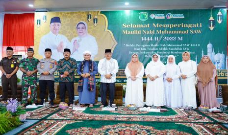 Dengan khusyuk Jajaran Pemerintah Kabupaten Musi Banyuasin, Pj Ketua PKK Muba H Asna Aini Apriyadi bersama masyarakat lantunkan sholawat bareng Ustadz KH Raden Rahmad Afandi pada Peringatan Maulid Nabi Muhammad SAW 1444 H tahun 2022 M.