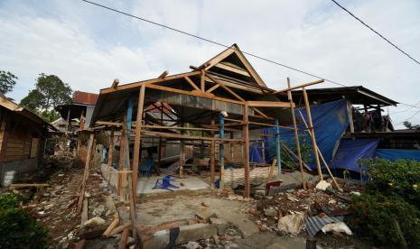 Dengan konsep recycle house sebanyak 75 unit rumah sedang dibangun, tepatnya di Dusun Petakeang dan Dusun Talange, Desa Galung, Kec. Tapalang Kab. Mamuju. Konsep recycle house adalah pembangunan rumah dengan memanfaatkan infrastruktur rumah yang masih dapat digunakan kembali seperti kusen jendela, pintu, genteng dan kayu – kayu rangka rumah.