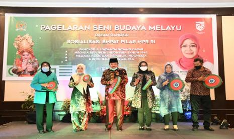 Dengan menerapkan protokol kesehatan yang ketat, sosialisasi Empat Pilar MPR berlangsung di Kota Pekanbaru, Riau, Sabtu malam (22/08/2020). Sosialisasi dengan metode Pagelaran Seni Budaya Melayu Riau itu mendapat sambutan hangat oleh para peserta yang merupakan perwakilan dari berbagai komunitas yang ada di Kota Pekanbaru, Riau.