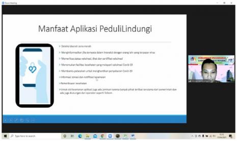 Dengan mengadakan penyuluhan tentang Pemanfaatan Aplikasi PeduliLindungi Sebagai Upaya Gotong Royong Masyarakat Kelurahan Cipinang Melayu Dalam Menekan Penyebaran Covid-19. Kegiatan pengabdian ini dilaksanakan pada Sabtu, 17 April 2021, dengan memanfaatkan aplikasi zoom video conference kepada pengurus Karang Taruna RW 013 Kelurahan Cipinang Melayu, Makasar, Jakarta Timur.