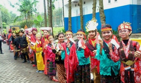 Dengan mengenakan pakaian adat, ratusan siswa SD di Medan menjadi penerima tamu di pesta Bobby-Kahiyang, Ahad (26/11). 