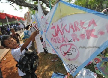 Dengan menggambar tong dan layang-layang, para anak serentak menyampaikan pesan kepada masyarakat Indonesia untuk menghentikan aktivitas merokok di tempat umum. (Republika/Aditya)