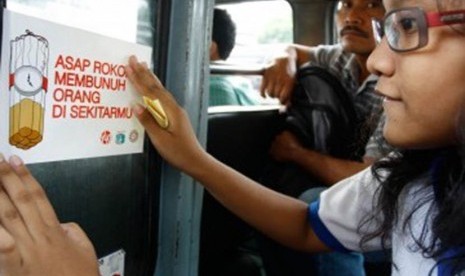 Kampanye stop merokok. Anak yang dibesarkan oleh orang tua perokok lebih berisiko terkena gangguan irama jantung (aritmia).