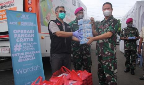 ilustrasi. Dengan menggunakan armada logistik, ACT menyerahkan 1.150 karung beras wakaf kemasan 5 kilogram, 230 kemasan minyak goreng, 230 karton air minum wakaf, serta 50 hand sanitizer bekerja sama dengan prajurit TNI