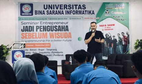 Dengan mengusung tema Jadi Pengusaha Sebelum Wisuda Entrepreneurship For a Better Future, kegiatan seminar kali ini dilaksanakan pada hari Selasa, (31/10/2023) di aula kampus Universitas BSI kampus Tasikmalaya. 