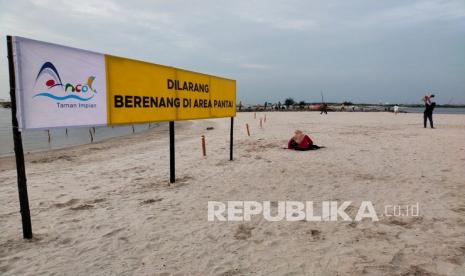 Dengan protokol kesehatan (prokes) yang ketat dan disertai disiplin pengunjung, Taman Impian Jaya Ancol kembali dibuka, Selasa (18/5). Sebelumnya Ancol ditutup tiga hari (Sabtu, Ahad dan Senin), setelah membludak pada Jumat (14/5).