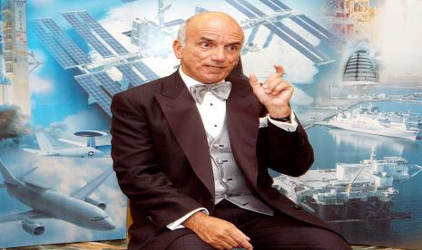 Dennis Tito akan ke bulan bersama istri dan 10 orang lainnya dengan roket SpaceX.