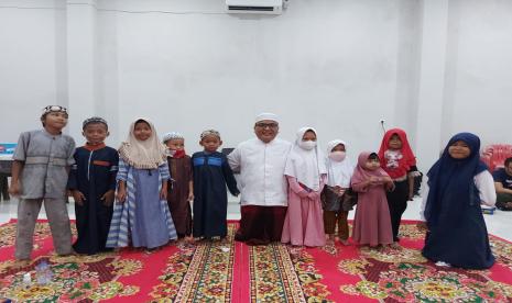 Denny Indrayana bersama sejumlah anak yatim, saat berbuka bersama bersama anak yatim, Ahad (18/4)