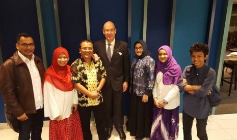 Denny Indrayana (ketiga dari kiri) usai menyampaikan pemaparannya dalam seminar di Melbourne University, Selasa malam (20/9).