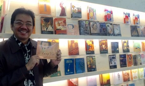 Denny JA bersama karya bukunya di Frankfurt Book Fair 2015.