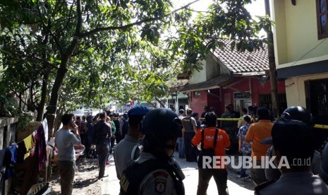 Special Detachment 88 Antiterror together with West Java Police search the house of A who is suspected involved in the suicide bomb attack at Kampung Melayu bus station, Friday (May 26).