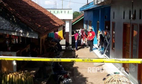 Densus 88 Antiteror Mabes Polri kembali menggeledah rumah berwarna cat putih milik terduga teroris berinisial M yang terkait bom bunuh diri di Kampung Melayu di Kampung Sindangsari RT 05 RW 21, Desa Cileunyi Wetan, Kecamatan Cileunyi, Kabupaten Bandung (7/6).