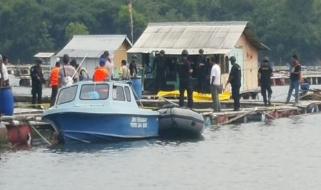 Densus 88 Antiteror membawa jasad kedua terduga teroris yang ditembak mati saat bersembunyi di rumah apung, KJA Waduk Jatiluhur, Ahad (25/12).