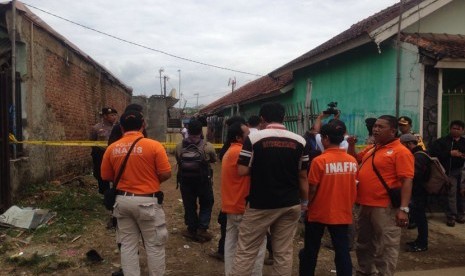 Densus 88 Antiteror Polri Bersama Brimob Polda Jabar serta Polres Bandung melakukan penggeledahan di rumah kontrakan salah satu terduga  teroris yang tertangkap di Purwakarta di Kampung Sirnagalih, Desa Sekarwangi RT 03 RW 11 Kecamatan Soreang 