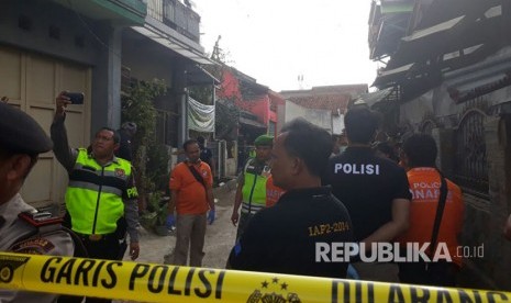 Densus 88 antiteror Polri bersama Polda Jawa Barat, Polres Bandung dan Polsek Margahayu melakukan penggeledahan pada rumah dua lantai yang ditempati terduga teroris berinisial RS di RT 03 RW 04 Jalan Sadang, Kampung Sekeloa Desa Margahayu Tengah, Kabupaten Bandung, Jumat sore (14/7).