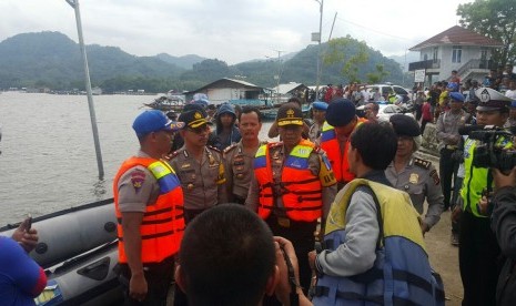 Densus 88 menggerebek terduga teroris di Jatiluhur, Purwakarta.