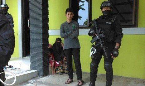 Komisi I DPR mendukung pemulangan WNI di daerah konflik namun yang tak terlibat ISIS. Foto Densus 88 saat melakukan penggerebekan di rumah milik Muhammad Amin Mude, terduga pendana wni yang hendak menjadi anggota ISIS.