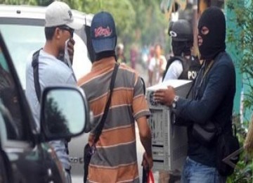 Densus 88 mengamankan barang bukti setelah menggerebek suatu tempat di Solo beberapa hari lalu