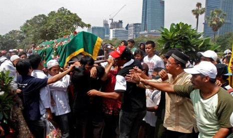 Deny Januar, korban penyerangan antar siswa di Manggarai dimakamkan, Kamis (27/9)