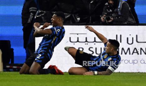 Denzel Dumfries (kiri) dari Inter Milan merayakan golnya ke gawang Atalanta dalam pertandingan semifinal Piala Super Italia di Riyadh, Arab Saudi, Jumat (3/1/2025) dini hari WIB.