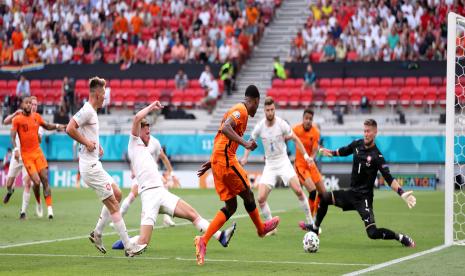 Denzel Dumfries (tengah) dari Belanda beraksi selama pertandingan sepak bola babak 16 besar UEFA EURO 2020 antara Belanda dan Republik Ceko di Budapest, Hongaria, 27 Juni 2021