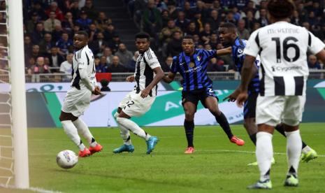 Denzel Dumfries (tengah) dari Inter Milan mencetak gol ke gawang Juventus dalam lanjutan Serie A Liga Italia di Giuseppe Meazza, Milan, Senin (28/10/2024) dini hari WIB.