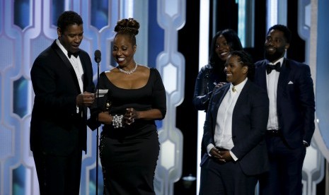 Denzel Washington ditemani keluarganya saat menerima penghargaan seumur hidup di ajang Golden Globe, Ahad waktu AS (10/1).