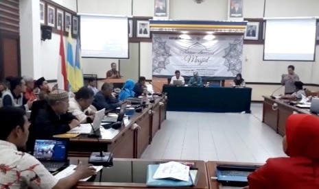 Departemen Ekonomi Syariah Universitas Airlangga (Unair) bekerja sama dengan Republika menggelar pelatihan akuntansi bagi para pengurus masjid di Jawa Timur.