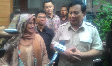 Gerindra Party chief patron Prabowo Subianto (right) and activist Neno Warisman 