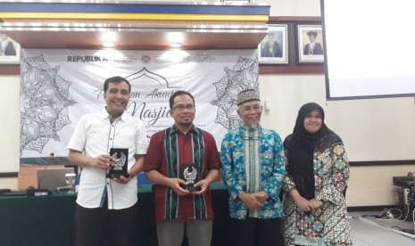 Deprtemen Ekonomi Syariah Universitas Airlangga (Unair) bekerja sama dengan Republika menggelar pelatihan akuntansi bagi para pengurus masjid di Jawa Timur. 