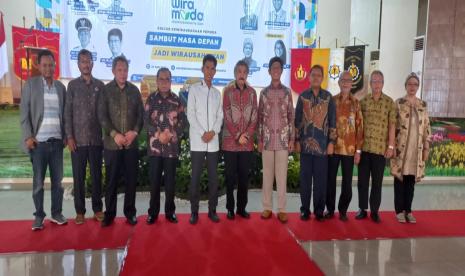  Deputi 2 Bidang Pengembangan Pemuda Kemenpora Asrorun Niam Sholeh (baju putih) berpose bersama Ketua Dewan Pembina Unkris Prof Gayus Lumbuun, Rektor Unkris Ayub Muktiono, Ketua Yayasan Unkris Amir Karyatin, dan para narasumber Kuliah Kewirausahaan Pemuda, Selasa (27/6/2023).