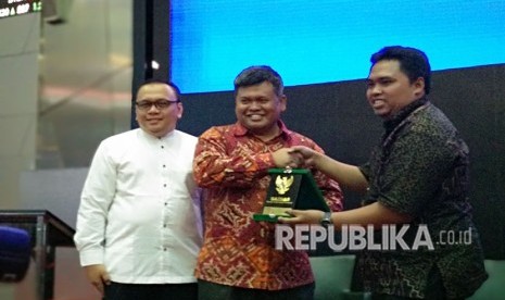 Deputi Badan Amil Zakat Nasional (Baznas) Arifin Purwakananta (tengah), Direksi PT Henan Putihrai Mohamad Yunus (ujung kanan), dan Dewan Syariah Nasional Irfan Syauqi Beik (ujung kiri) meresmikan pembukan 36 gerai zakat saham di sejumlah mall dan perkantoran yang dibuka hingga akhir Ramadhan 2018 di Bursa Efek Indonesia (BEI), Jumat (11/5).