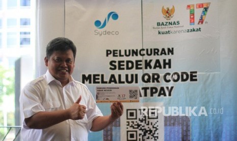 Deputi BAZNAS, Arifin Purwakananta bersama Direktur Operasional PT Sydeco, Albert Downer meluncurkan Sedekah QR Code, di Jakarta, Jumat (22/12).