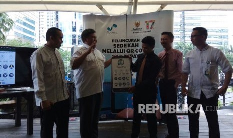 Deputi Baznas Arifin Purwakananta bersama perwakilan Sydeco meresmikan QR code. 