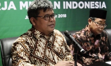 Deputi Baznas Arifin Purwakananta (kiri)