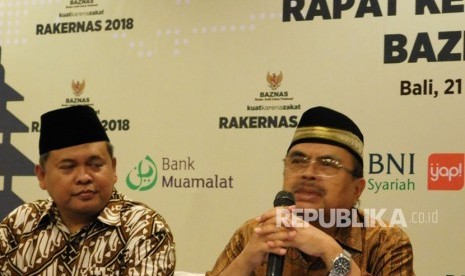 Deputi Baznas Arifin Purwakananta (kiri), Ketua Baznas, Prof Bambang Sudibyo (kanan) konferensi pers Rakernas Baznas 2018 di  di Grand Inna Bali Beach Hotel, Denpasar, Provinsi Bali. Rabu (21/3). 