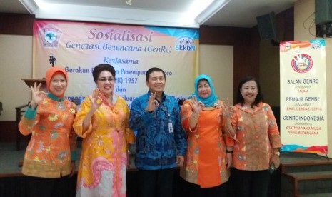 Deputi Bidang Advokasi, Penggerakan dan Informasi BKKBN Pusat Dr Abidinsyah Siregar (ketiga dari kiri) didampingi Ketum GPPK Nurlaela Azhar Romli (kedua dari kanan), Nyonya Silvia Agung Laksono (kedua kiri), Sekjen GPPK Anna Rudiantiana Sentot (kiri) dan K