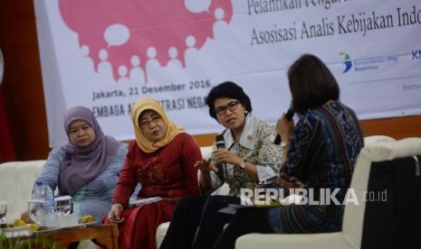 Deputi Bidang Dukungan Kebijakan Pemerintahan Sekretariat Wakil Presiden RI Dewi Fortuna Anwar (kedua kanan), dalam diskusi bertema Peran Perempuan dalam Peran Perempuan dalam Kebijakan Publik di Indonesia 