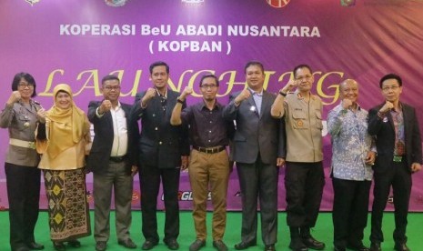 Deputi Bidang Kelembagaan Kementerian Koperasi dan UKM Luhur Pradjarto meresmikan launching aplikasi “BeUJEK dan Unit Simpan Pinjam” Koperasi Beu Abdi Nusantara (Kopban) yang dihadiri Ketua Kopban Eka Maulana. Jakarta, Sabtu (05/10)