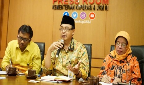 Deputi Bidang Kelembagaan Kementerian Koperasi dan UKM Prof Rulli Indrawan berbicara kepada media