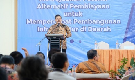 Deputi Bidang Koordinasi Ekonomi Makro dan Keuangan Kementerian Koordinator Bidang Perekonomian Iskandar Simorangkir dalam  seminar nasional bertajuk Akselerasi Inovasi Pembiayaan untuk Mempercepat Pembangunan Infrastruktur Daerah di Kota Batu, Jawa Timur, Jumat (8/3).