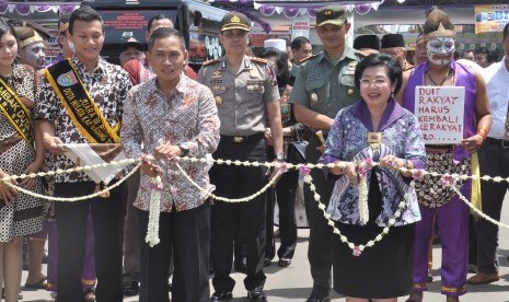 Deputi Bidang Pelayanan Publik Kementerian Pemberdayaan Aparatur Negara dan Reformasi Birokrasi, Mirawati Sudjono didampingi Bupati Batang, Yoyok Riyo Sudibyo melakukan pemotongan untaian bunga melati untuk menandai dibukanya arena Festival Anggaran Kabupa