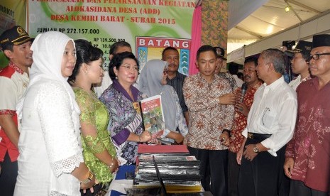 Deputi Bidang Pelayanan Publik Kementerian Pemberdayaan Aparatur Negara dan Reformasi Birokrasi, Mirawati Sudjono mengunjungi stand usai membuka Festival Anggaran Kabupaten Batang Tahun 2016, di kompleks Pendopo Kabupaten setempat