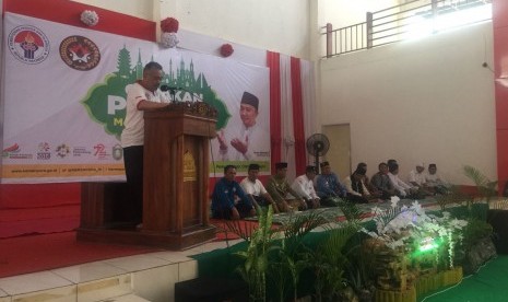 Deputi Bidang Pemberdayaan Pemuda Kemenpora, Prof Faisal Abdullah saat memberi sambutan pada acara Gerapan Pemuda Membaca Kitab Suci (GPMKS) yang digelar di Pasar UKM, Kelurahan Labukkang, Kecamatan Ujung, Kota Parepare, Jumat, (17/11).