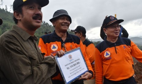 Bupati Ponorogo Ipong Muchlissoni (kiri) 