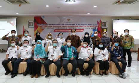 Deputi Bidang Pendidikan dan Pelatihan Badan Pembinaan Ideologi Pancasila (BPIP) melaksanakan Evaluasi Penyelenggaraan Pendidikan dan Pelatihan Tahun 2021 dan Persiapan Kegiatan untuk Pelatih, Akreditasi dan Program Pendidikan dan Pelatihan Tahun 2021-2022 di Depok, Kamis (10/6).