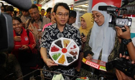 Deputi Bidang Pengawasan Keamanan Pangan dan Bahan Berbahaya Badan POM Roy Sparinga (tengah) , menunjukkan makanan yang mengandung zat berbahaya ketika sidak ke supermarket di Kawasan Harmoni, Jakarta Pusat, Rabu (24/7). Dalam sidak makanan ke berbagai sup