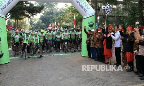  Deputi Bidang Pengembangan Kelembagaan Pariwisata Kemenpar, Muhammad Amansyah (lima dari kiri) melepas rombongan sepeda GNFY usai membuka Bulan Pesona Lombok-Sumbawa di Kementerian Pariwisata, Jakarta, Ahad (6/8).